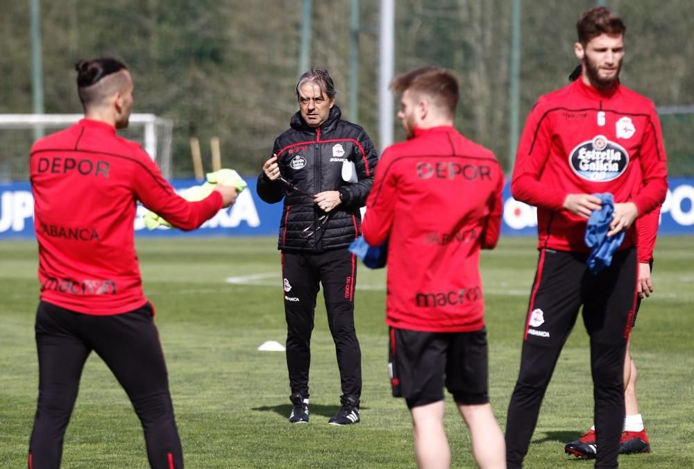 Una plantilla dividida en cuatro equipos trabajó en ejercicios tácticos y técnica con el balón.