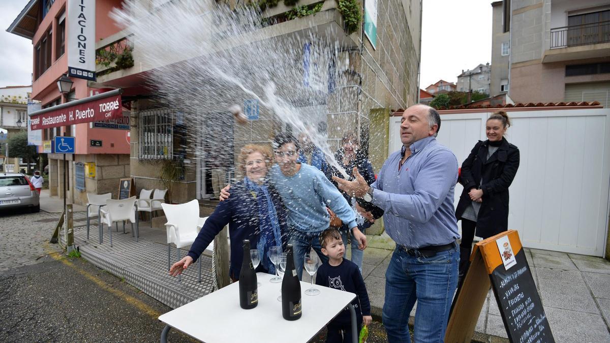 José Luis Fontán, propietario del Bar &quot;Hogar del Puerto&quot; celebra la venta de un décimo de el Gordo en 2018.