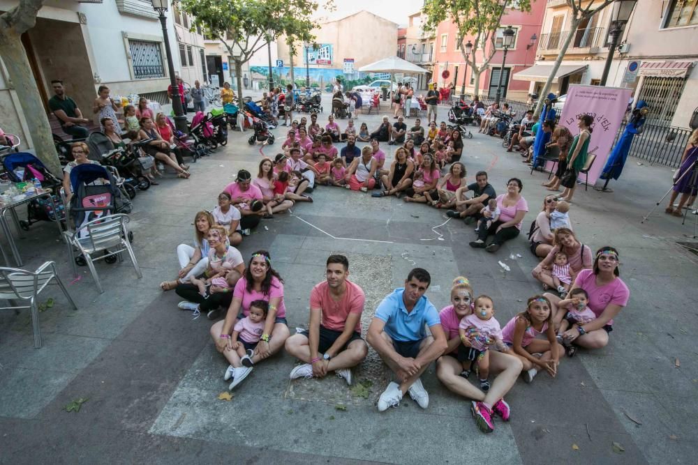 Un grupo de madres representa la canción central del musical «Mamma Mia» en la plaza de El Raval porteando a sus bebés