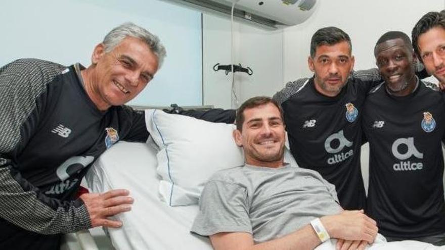 Iker Casillas, junto a sus compañeros del Oporto en el hospital.