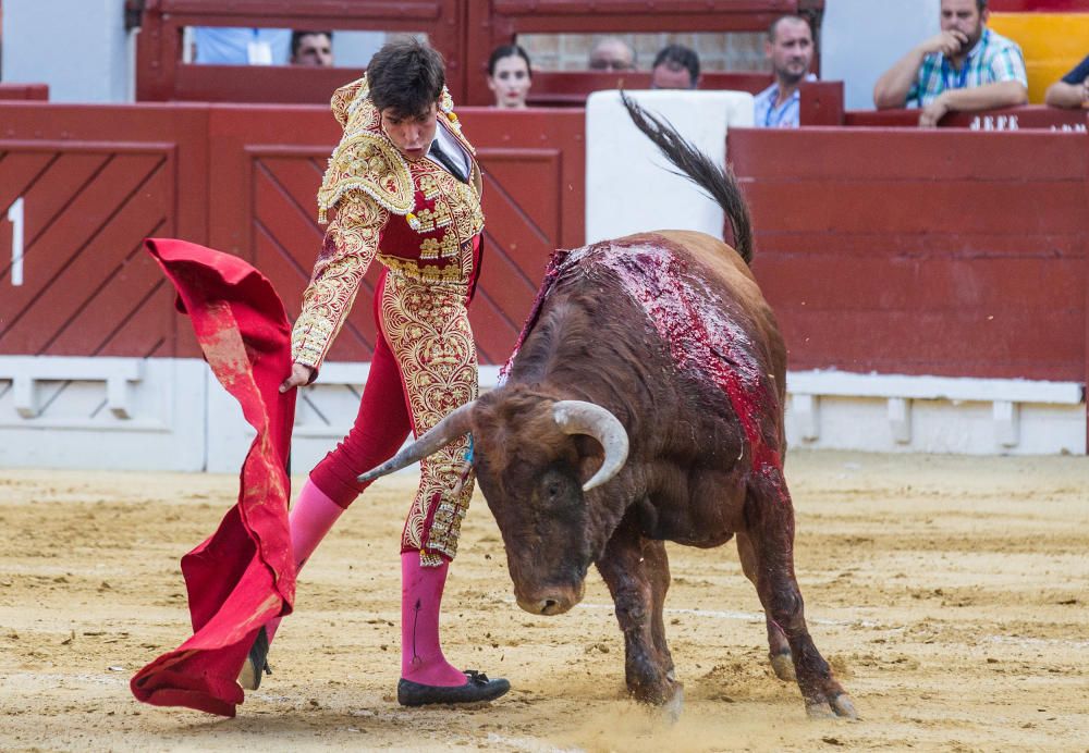 El novillero alicantino Jorge Rico triunfa en casa