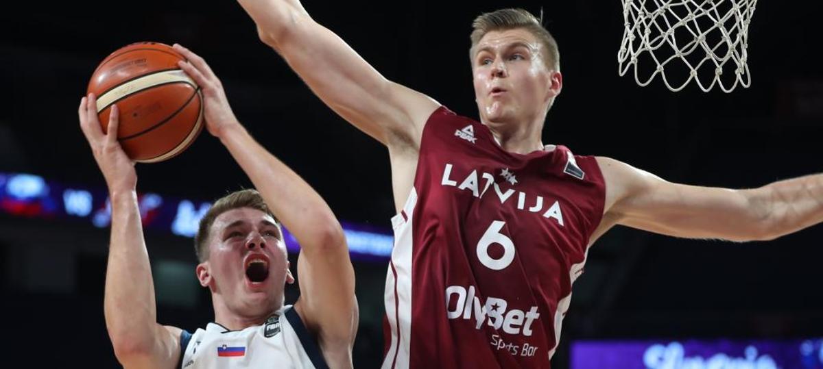 Luka Doncic trata de anotar frente a Porzingis.