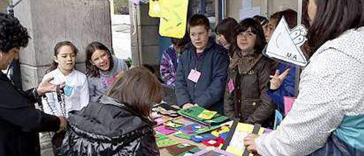 Un puesto de un mercadillo de cooperativas escolares organizado en Pola de Laviana.