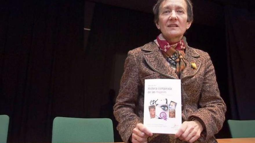 Carmen Suárez, ayer, con el libro editado por Trabe.