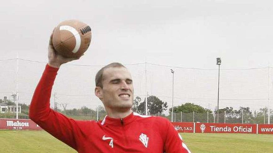 Bergantiños juega con un balón de fútbol americano durante el entrenamiento de ayer en Mareo.