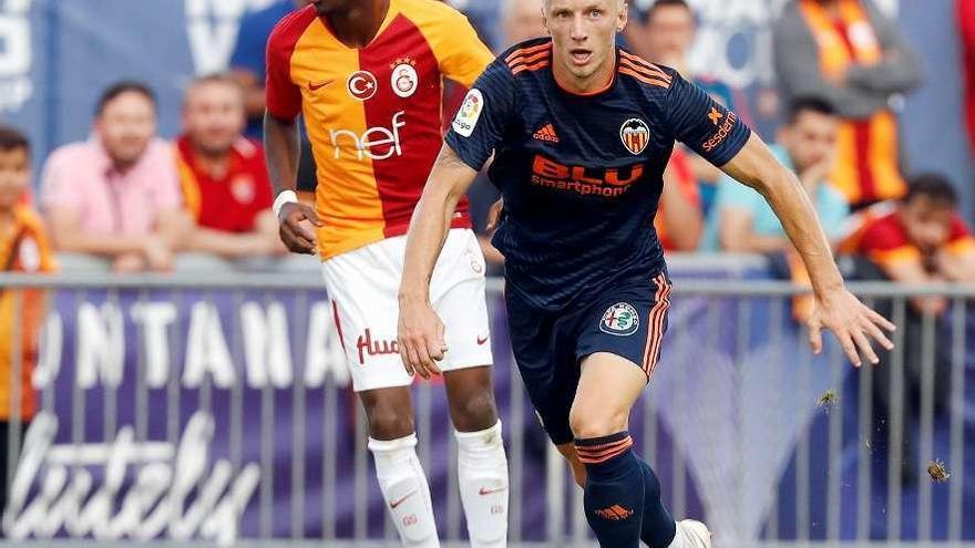 Wass conduce un balón durante el partido ante el Galatasaray. // Efe