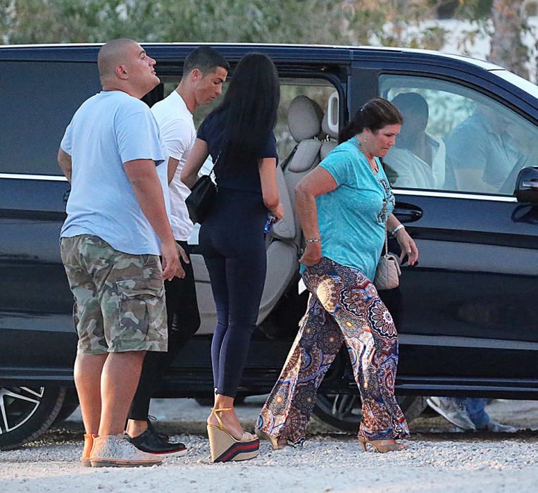 Cristiano Ronaldo, con familia y amigos en Ibiza.
