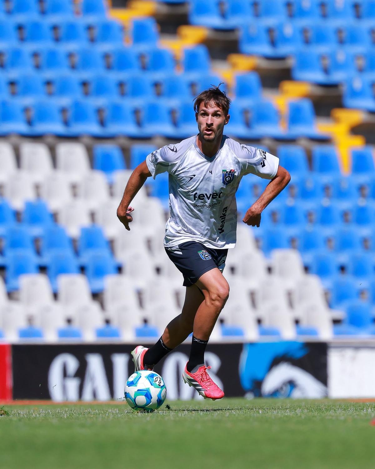 Carlo Adriano García, futbolista profesional natural de Vila-real y ex del Villarreal CF, que milita en el Querétaro FC.