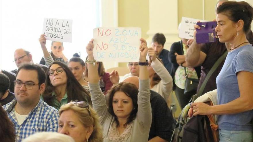 El pleno del Ayuntamiento de Cáceres aprueba la nueva zona azul con protestas de los vecinos