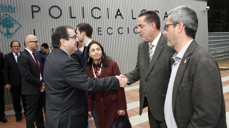 Jané inaugura la nova comissaria de Lloret en mig de protestes de la policia local