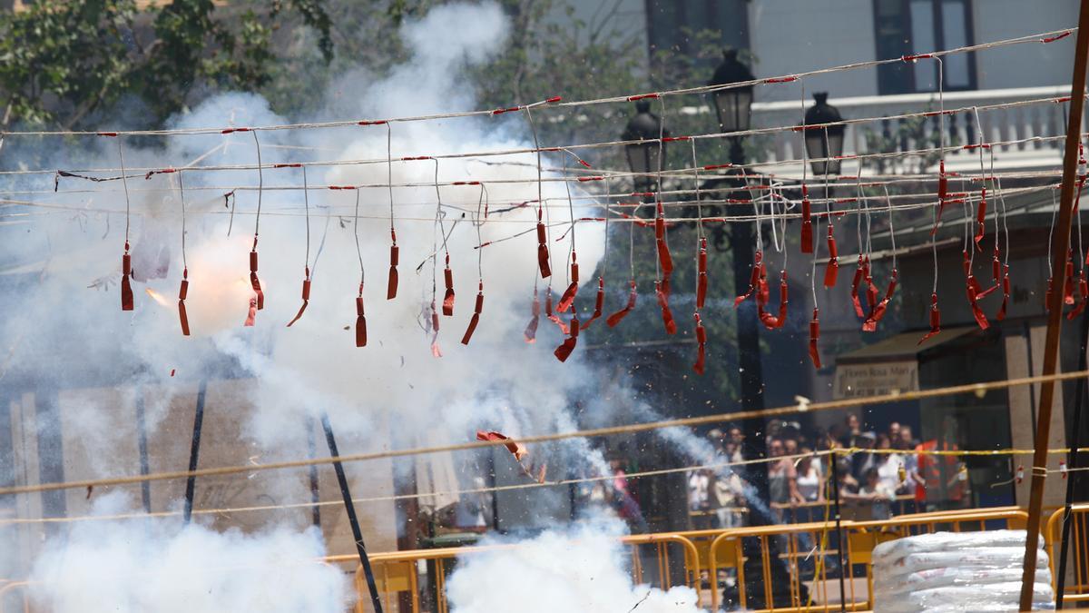 Una mascletà en la plaza del Ayuntamiento de València