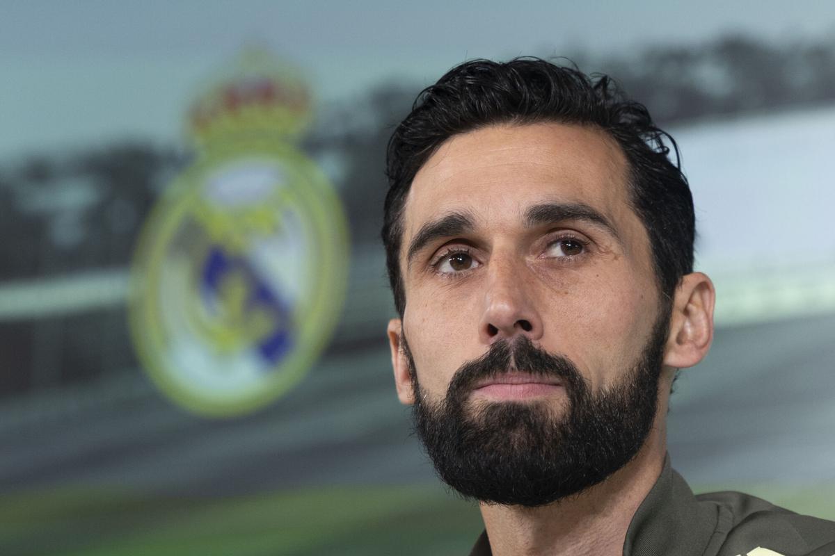 El entrenador del Real Madrid Álvaro Arbeloa da una rueda de prensa tras el entrenamiento previo a su partido de La Liga contra el Valencia en la Ciudad del Real Madrid en Valdebebas, este sábado.