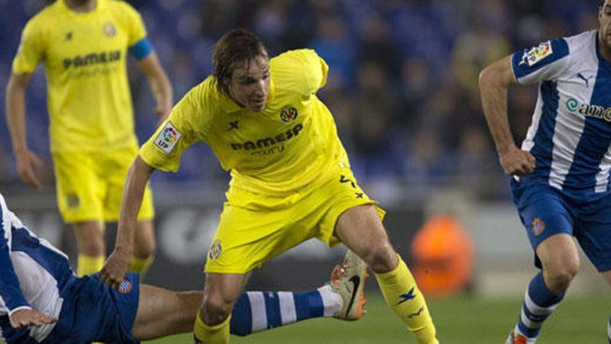 Los jugadores del Espanyol y Villarreal en el campo