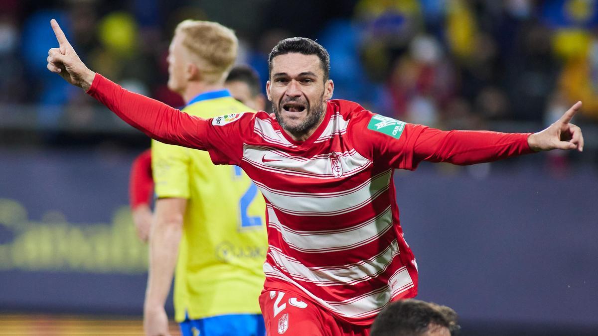 Jorge Molina celebra su gol ante el Cádiz.