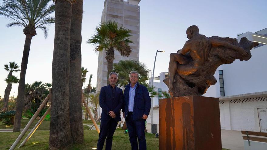 El escultor Marco Augusto Dueñas inaugura en Estepona &#039;Equilibrio&#039;, su nueva obra escultórica