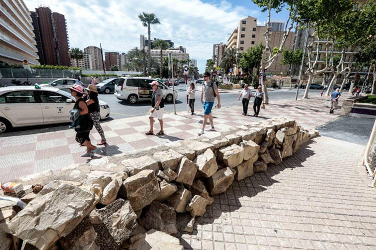 Estado en el que ha quedado el muro contra el que se produjo el atropello