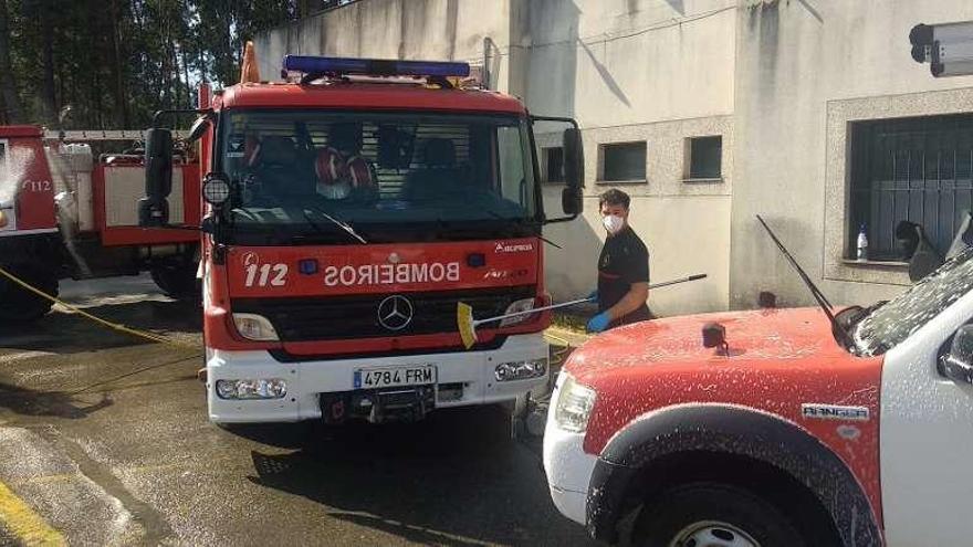 Los bomberos desinfectan los vehículos, equipos y la base en cada turno y cada salida. // GES Val Miñor