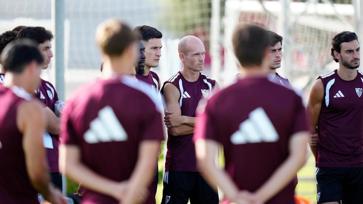 Algunos jugadores del Sevilla, con Guridi, nueva incorporación, en el centro, durante un entrenamiento.