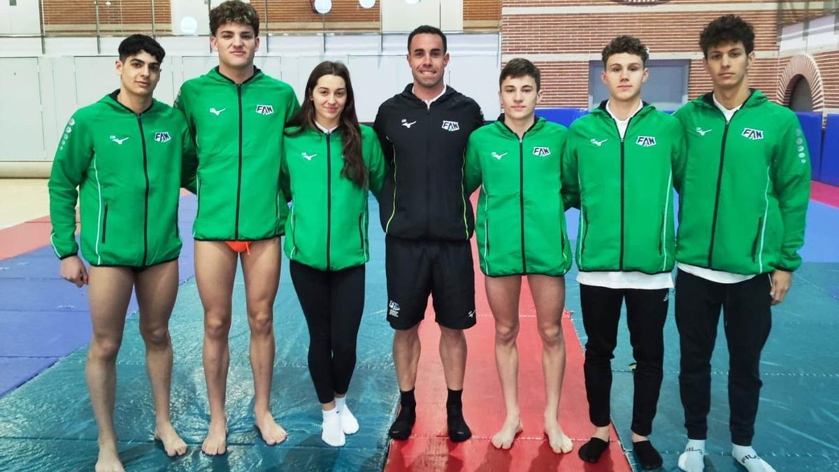 Componentes del Navial en el Campeonato de España de selecciones territoriales de natación.
