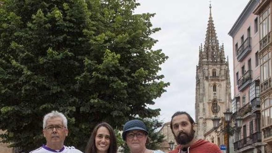 Una familia de origen jienense en la plaza Porlier. De izquierda a derecha, Fernando, Cristina, Isabel y Alberto García.