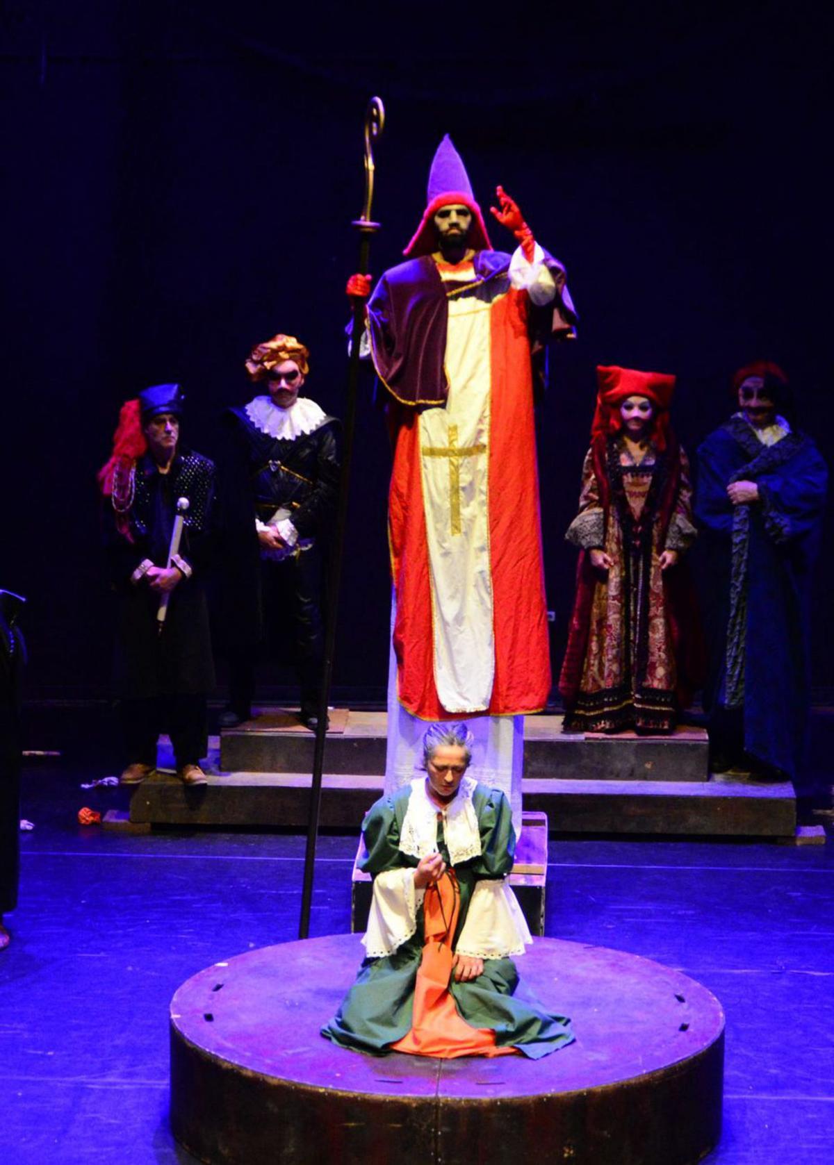 Juan Luis Pérez, en el Auditorio de Cangas, como inquisidor de María Soliña en la representación de “A defensa da vila”. | // G.NÚÑEZ