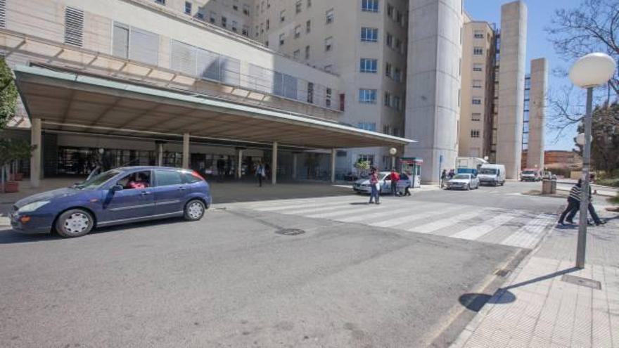 Los discapacitados exigen plazas de aparcamiento en el hospital