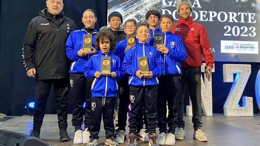 Los karatekas limianos se alzaron con ocho reconocimientos en la gala. | // CLUB KARATE XINZO DE LIMIA