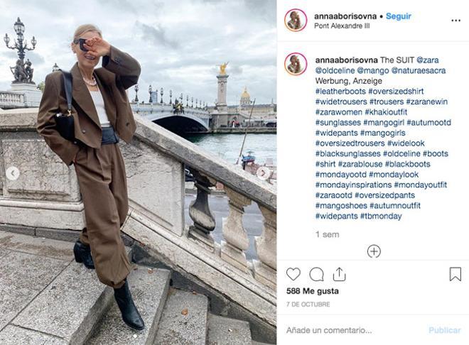 La editora de moda Anna Borisovna combina su traje de chaqueta 'cropped' de Zara con botas de Mango