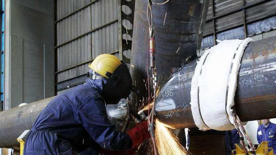 Un trabajador de un astillero gallego.