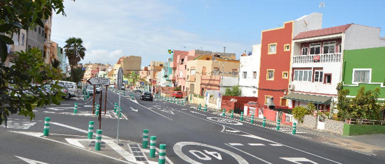 Aspecto, ayer, de la carretera principal del barrio de Lomo Cementerio, con la nueva señalización