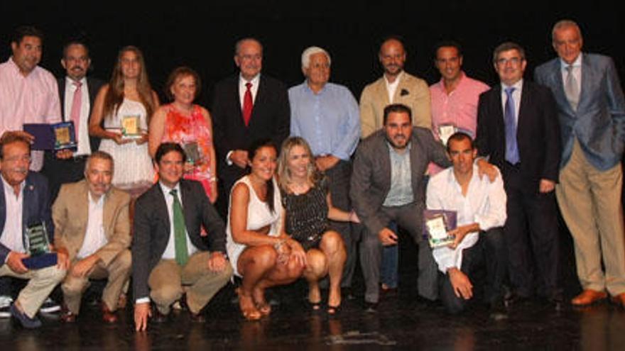 Foto de familia de todos los premiados, ayer, en el Auditorio de la Diputación de Málaga.