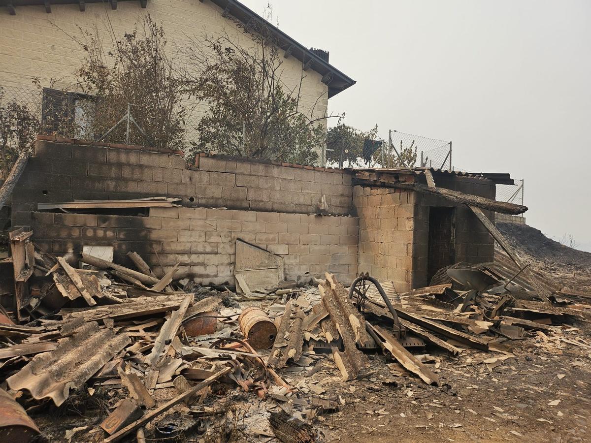 Así ha quedado la aldea de Santa María, en Petín, tras el paso, este viernes, del gran incendio forestal de Valdeorras.