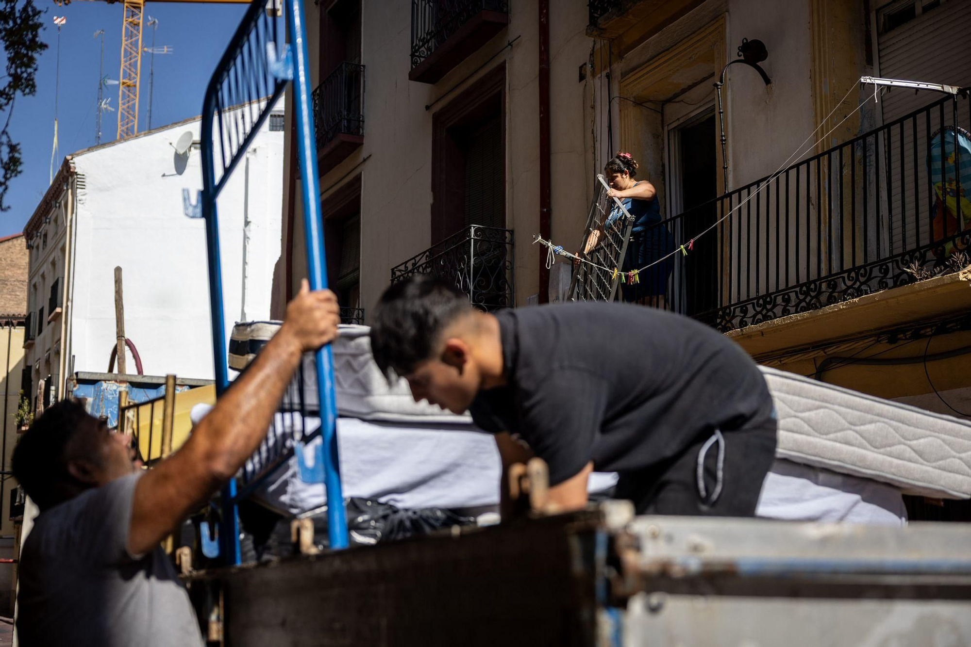 En imágenes | Desalojo en el número 72 de la calle Pignatelli de Zaragoza