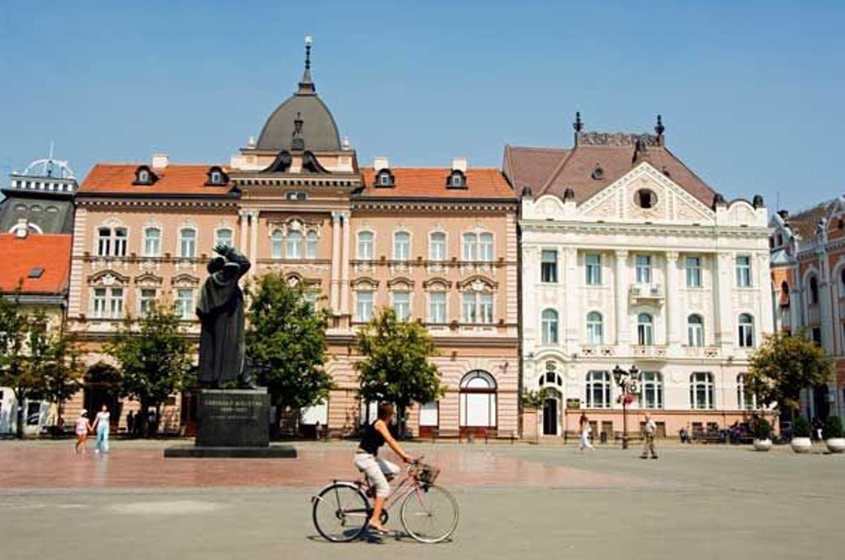 La plaza de la Libertad, Slobode en serbio, de Novi Sad está rodeado por la Catedral, el Ayuntamiento neorrenacentista, el Hotel Vojvodina  y otros bellos edificios de finales del siglo XIX.
