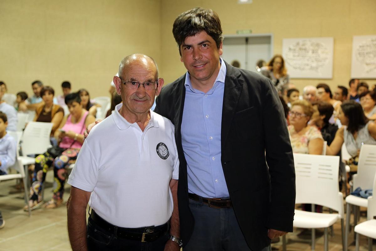 Paquillo Moreno, junto al alcalde de Montilla, Rafael Llamas.