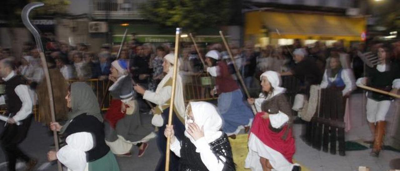 Escenificación del Desembarco Turco-Defensa da Vila, en una  anterior edición de la fiesta en el centro de Cangas.   | // S.Á.