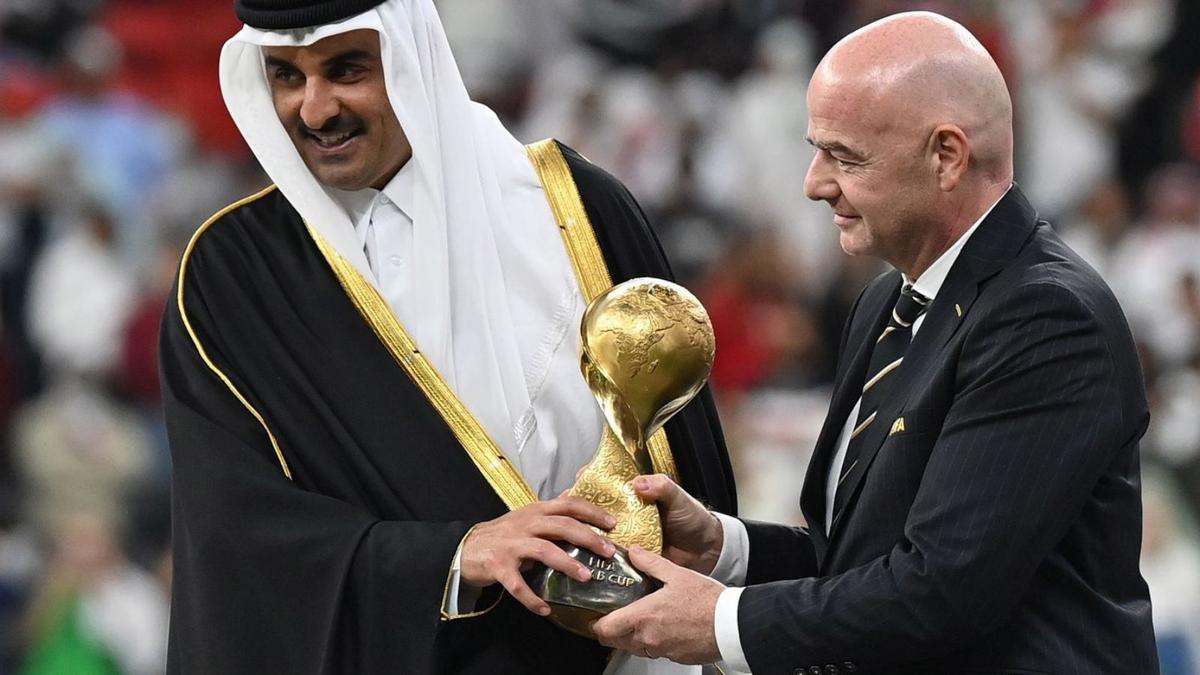 Infantino y el emir de Catar entregan el trofeo de la Copa Asia. // EFE