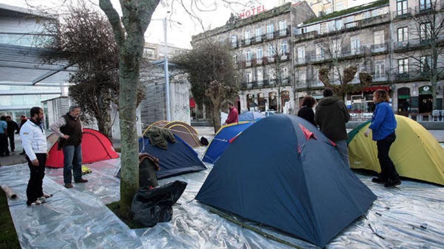 Parados del naval protestan con una acampada en Vigo