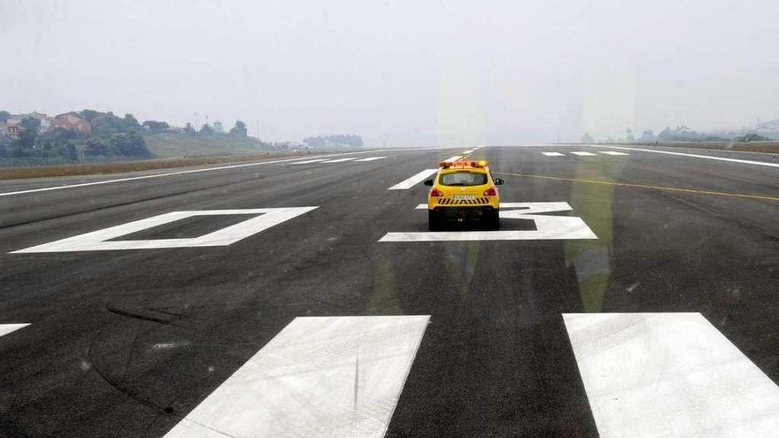 Un coche del aeropuerto de Alvedro en la inauguración del tramo ampliado de la cabecera sur.