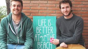  De izquierda a derecha, Albert y Javi. El taller-oficina es también la casa de Albert. En medio, para separar una cosa de otra, tienen una piscina y un césped. 