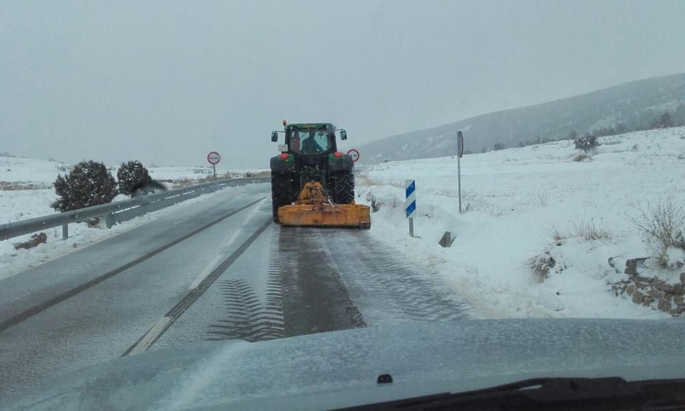 Las quitanieves llevan todo el día trabajando en las comarcas del interior valenciano.