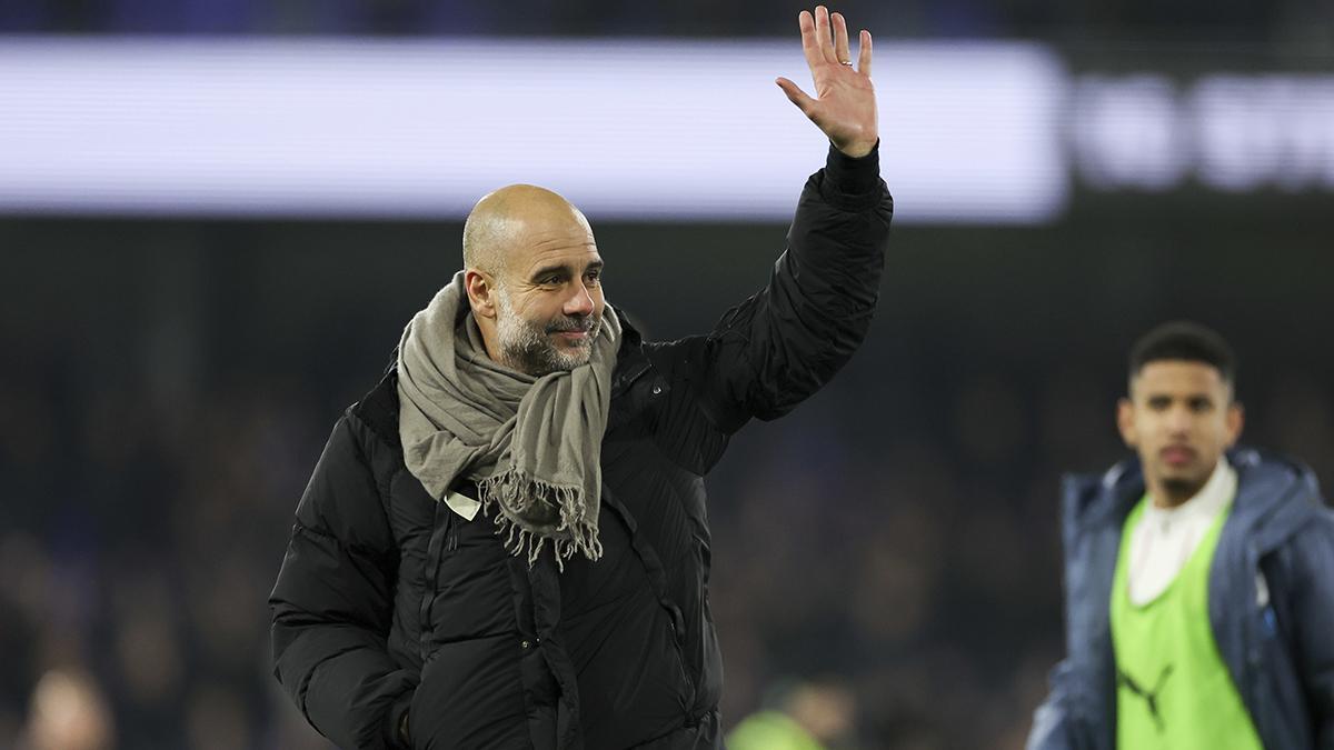 Pep Guardiola saluda a los seguidores tras el partido entre Ipswich Town y Manchester City.