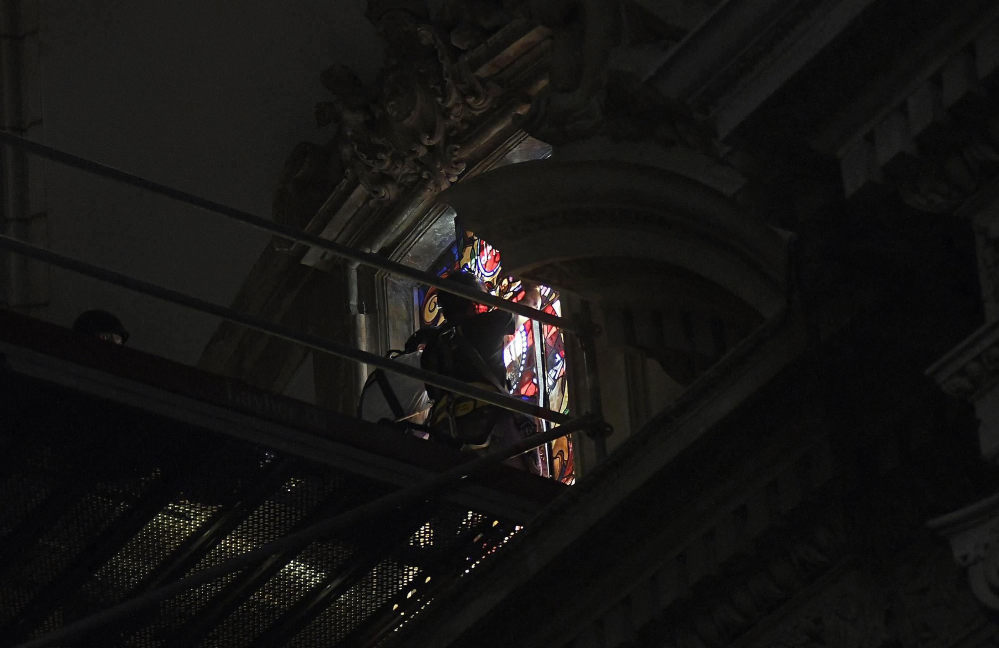 Así han instalado las vidrieras de San Pedro y San Pablo en la Catedral de Murcia