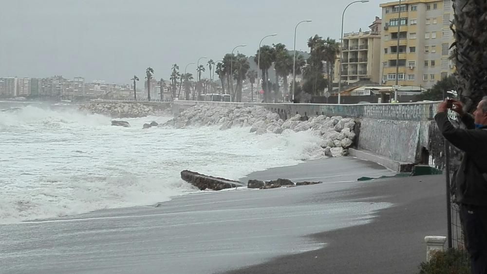 Temporal de viento y olas en las playas de Málaga