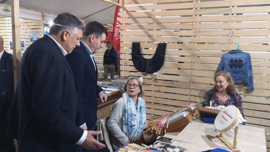 Martín y Rodríguez visitando el stand de las palilleiras de la asociación cultural Abiñadoira