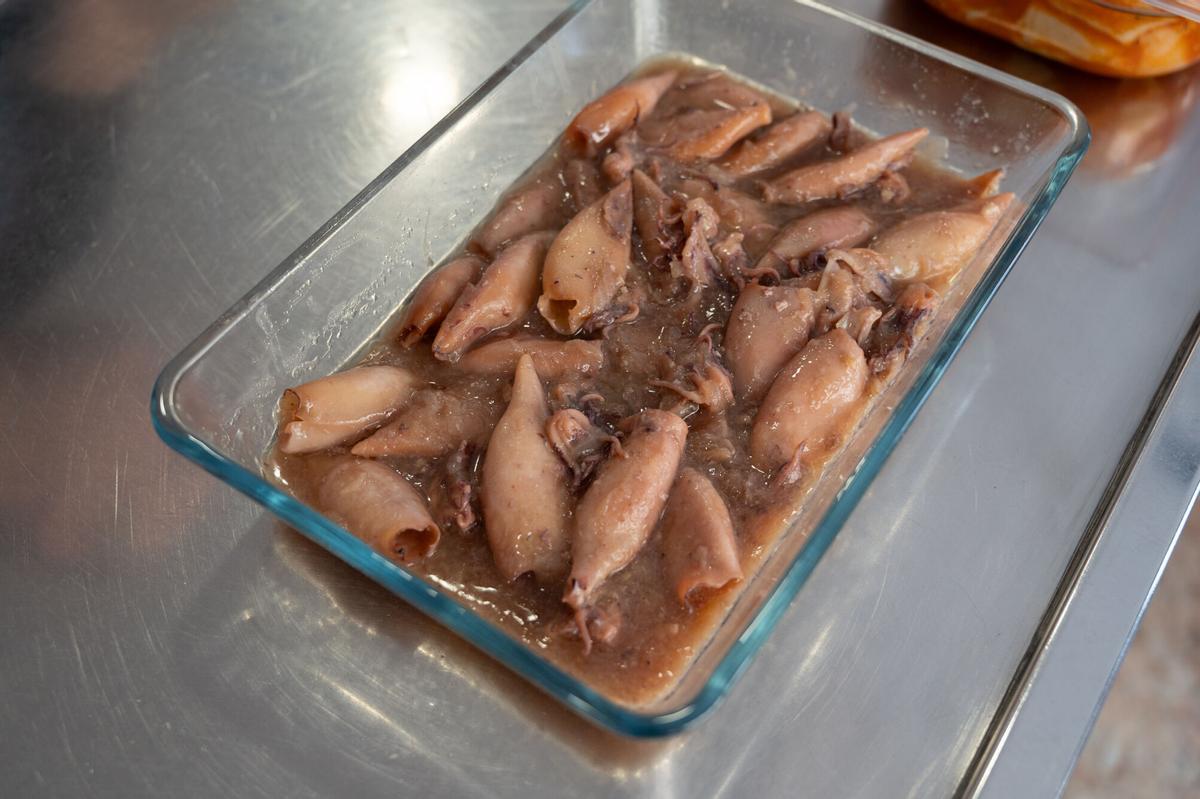 En imágenes | Bar Miguel, en Zaragoza, un sitio 'de toda la vida' con bocadillos de calamares a 3,50 euros: "Comida casera, de la abuela y buena"