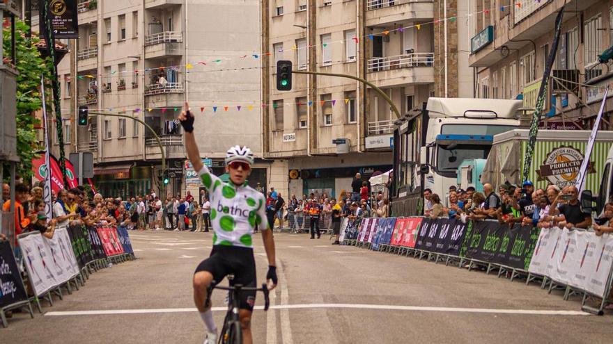 El ciclista asturiano Benjamín Noval no tiene rival: da un nuevo recital y deja atónitos a todos en la Vuelta al Besaya