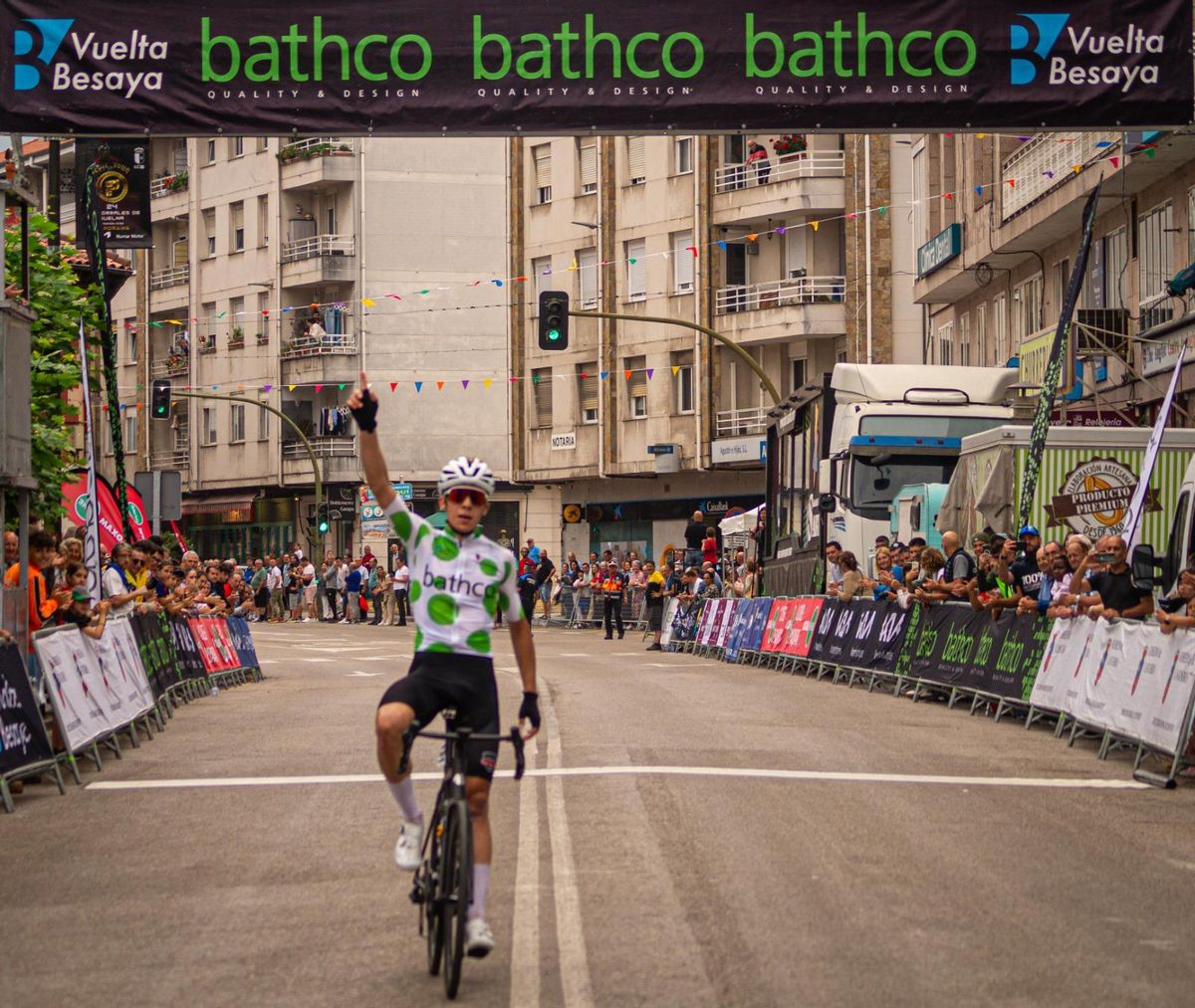 Benjamín Noval gana la última etapa y la general de la Vuelta Ciclista al Besaya