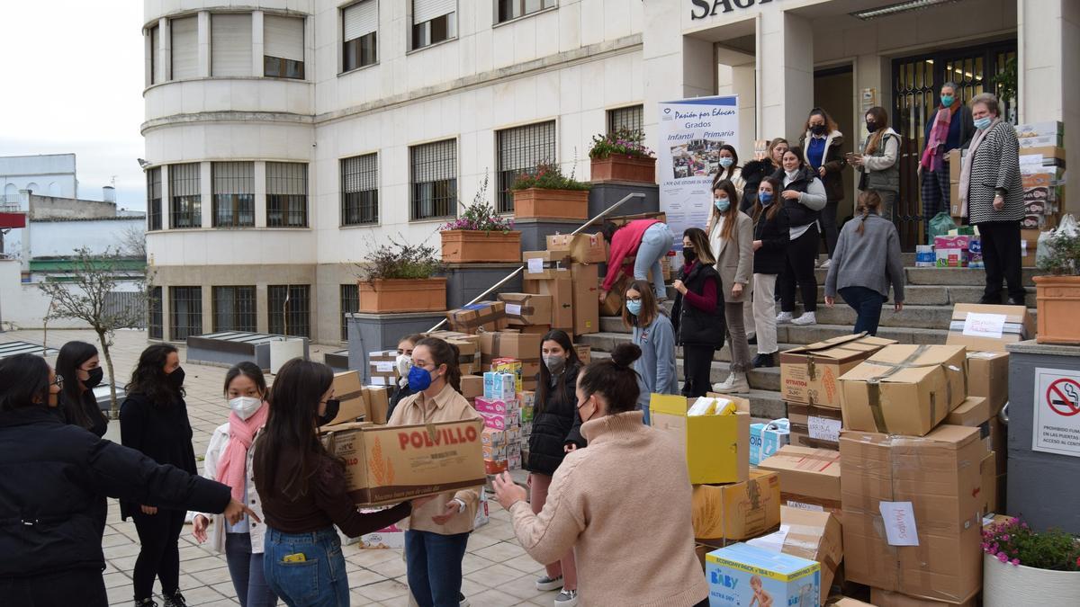 Campaña de recogida de alimentos y material humanitaria realizada en la Escuela de Magisterio Sagrado Corazón de Córdoba.