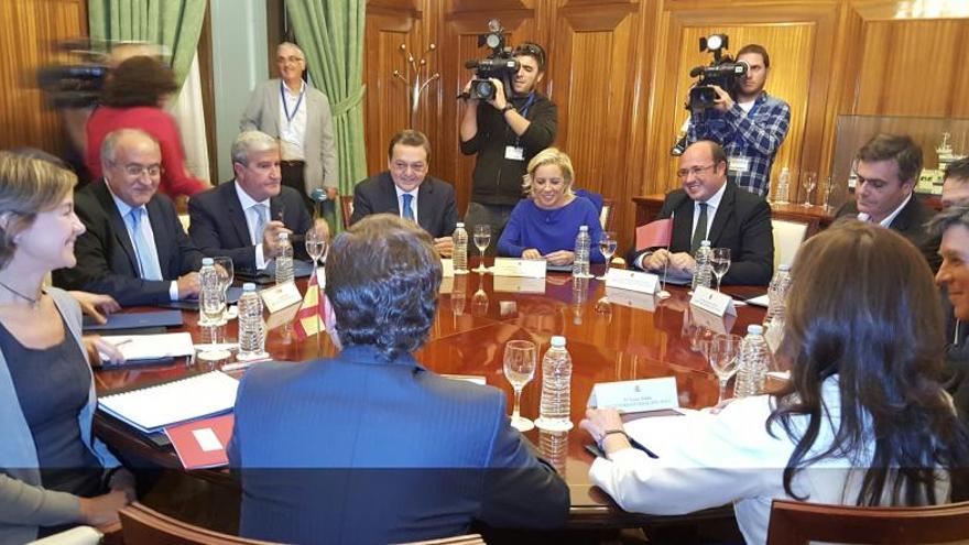 Los integrantes de la reunión, con la ministra de Agricultura, Isabel García Tejerina (i), ayer en Madrid.